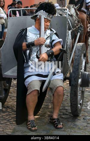 18. April 2014, Panama: Männer, die als römische Legionäre gekleidet sind, führen die Prozession von Jesus Nazareno del Milagro während der Karwoche in Antigua Guatemala. Jesus Nazareno de la Penitencia Prozession in Antigua, Guatemala. Karwoche, freitag. (Kreditbild: © Sergi Reboredo/ZUMA Wire) Stockfoto