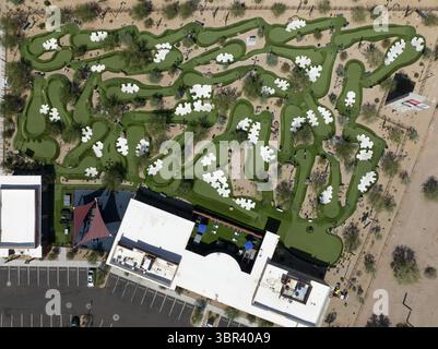 Aus der Vogelperspektive auf einen lebhaften Minigolfplatz mit gewundenen grünen Fairways, weißen Sandfallen und farbenfrohen Gebäuden, Scottsdale, Arizona, Usa. Stockfoto