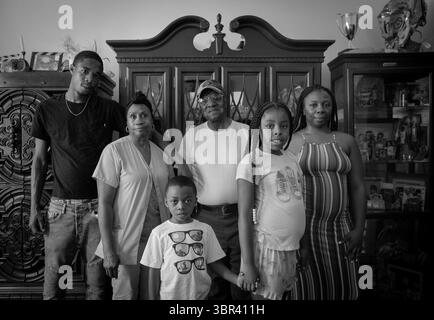 Juli 2020, Chicago, IL, USA: Von links Ralph Sims, Evelyn Sims, Ryan Cooper, 5, Rufus Sims, Rameria Sims, 10, und Roshaunda Sims, fotografiert am Freitag. Rufus Sims, 87, ist der Neffe von Herman und Irving Arthur, die 1920 in Paris gelyncht wurden. Seine Großeltern und Mutter flohen zwei Monate später nach Chicago und das Bild ihrer Familie im Polk Street Depot in Chicago wurde zu einem Wahrzeichen der Großen Migration. (Kreditbild: © TNS via ZUMA Wire) Stockfoto