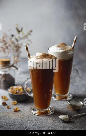 Eiskaffee in einer hohen Brille mit Sahne übergossen Stockfoto