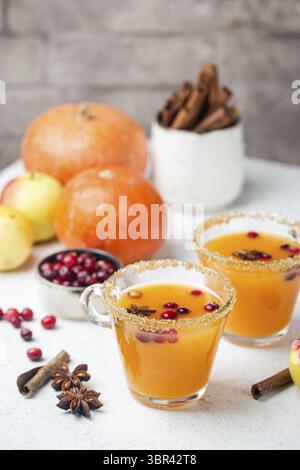 Pikanten Kürbis Punch oder Sangria in ein Glas mit Apfel, Zimt, Anis. Halloween und Thanksgiving. Traditionelle Herbst, Winter Getränke und Cocktails Stockfoto