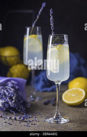 Limonade mit Zitronen und Lavendel auf schwarzem Steintisch Stockfoto