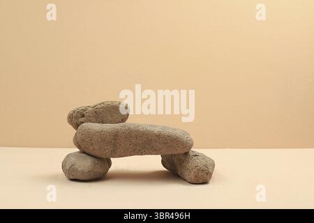 Leeres Premium-Podium mit Steinuntersetzern, minimaler abstrakter Hintergrund für die Präsentation von Kosmetikprodukten. Vorlage für Design, Podest, auswählen Stockfoto