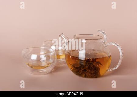 Grüner Tee in Glasbechern und Teekanne Stockfoto