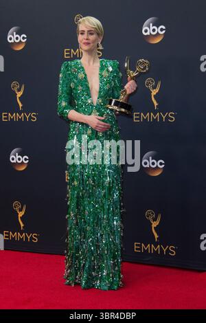 September 2016 – Los Angeles, Kalifornien, USA – Sarah Paulson posiert im Presseraum während der 68. Jährlichen Primetime Emmy Awards am 18. September 2016 im Microsoft Theater in Los Angeles, Kalifornien (Foto: © T. Lowe/ZUMA Wire) Stockfoto
