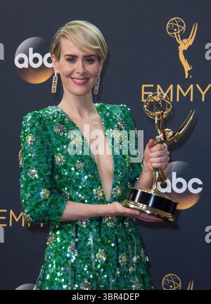 September 2016 – Los Angeles, Kalifornien, USA – Sarah Paulson posiert im Presseraum während der 68. Jährlichen Primetime Emmy Awards am 18. September 2016 im Microsoft Theater in Los Angeles, Kalifornien (Foto: © T. Lowe/ZUMA Wire) Stockfoto