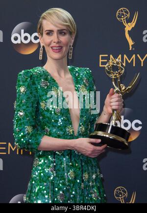 September 2016 – Los Angeles, Kalifornien, USA – Sarah Paulson posiert im Presseraum während der 68. Jährlichen Primetime Emmy Awards am 18. September 2016 im Microsoft Theater in Los Angeles, Kalifornien (Foto: © T. Lowe/ZUMA Wire) Stockfoto