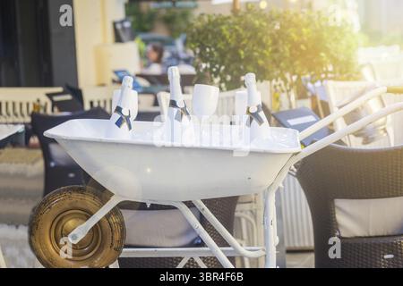 Flasche Champagner in einem Metall Schubkarre mit Eis, in einem Restaurant Stockfoto