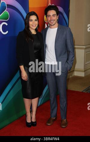 13. Januar 2016 - Pasadena, Kalifornien, USA - Amerika Ferrera, Ben Feldman nehmen am 13. Januar 2016 an der NBCUniversal Press Tour im Langham Hotel in Pasadena, Kalifornien Teil. (Kreditbild: © T. Lowe/ZUMA Wire) Stockfoto