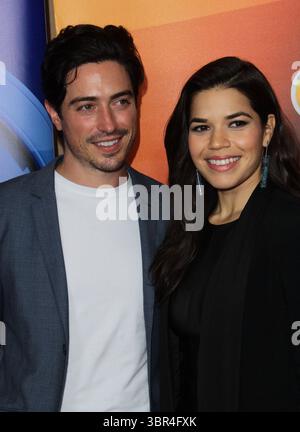 13. Januar 2016 - Pasadena, Kalifornien, USA - Amerika Ferrera, Ben Feldman nehmen am 13. Januar 2016 an der NBCUniversal Press Tour im Langham Hotel in Pasadena, Kalifornien Teil. (Kreditbild: © T. Lowe/ZUMA Wire) Stockfoto
