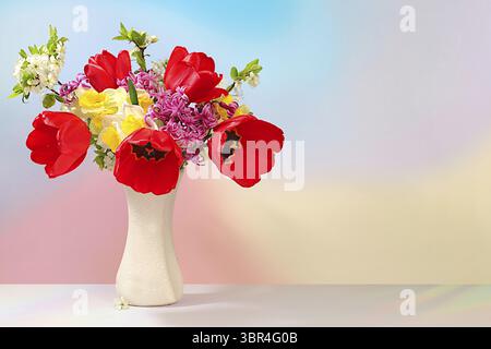 Schöne Frühlingsblühende Tulpen, Narzissen, Hyazinthen und Kirschzweige in Vase auf elegantem Hintergrund. Abstraktes Blumenarrangement und Banner für s Stockfoto