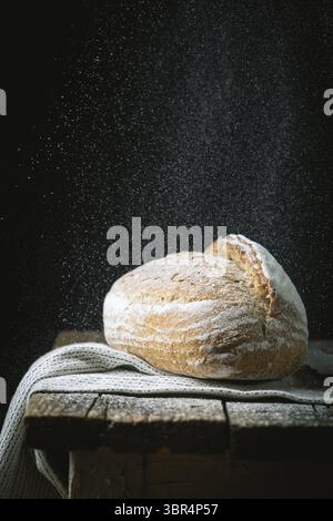 Frische hausgemachte frische Brot auf Holz- Hintergrund. Französisches Brot. Brot mit Sauerteig. Ungesäuertes Brot Stockfoto