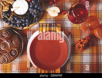 Herbststätte, wo das Abendessen zum Thanksgiving-Tag gefeiert wird. Feiertagsfeier. Festlicher Tisch. Snacks, Friuts, Kuchen, Kürbis, Gemüse, Weingläser. Bis Stockfoto