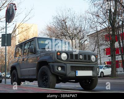 Bukarest, Rumänien – 26. Januar 2025: Vorderansicht des Suzuki Jimny All Grip Geländewagen, der in der Stadt geparkt ist Stockfoto