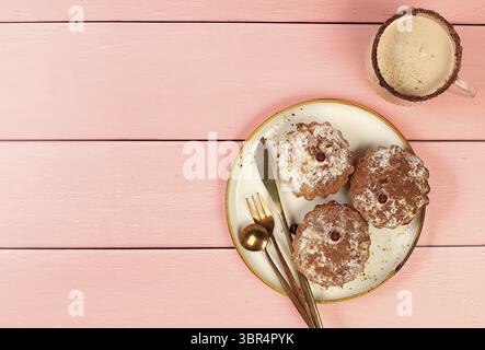 Schokoladen-Muffins mit Muskatnuss und Zimt-Eierlikör auf hölzernem Hintergrund, gemütliches Frühstückskonzept, Werbung für ein Café oder eine Bäckerei. Erwärmendes Eiergetränk Stockfoto