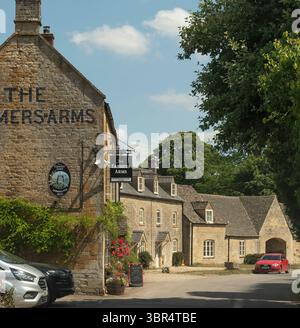Guiting Power Cheltenham Gloucestershire England Vereinigtes Königreich. 30.06.2025. Farmers Arms Pub auf dem Platz in Guiting Power, einem Dorf in Cotswold bei Cheltenham. Stockfoto