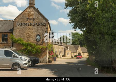 Guiting Power Cheltenham Gloucestershire England Vereinigtes Königreich. 30.06.2025. Farmers Arms Pub auf dem Platz in Guiting Power, einem Dorf in Cotswold bei Cheltenham. Stockfoto