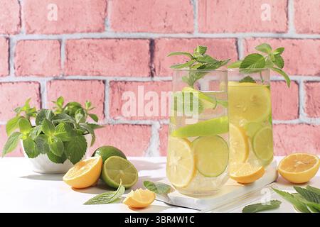 Diät veganer Cocktail mit Zitrusfrüchten, Entgiftungswasser, Mojito mit Zitrone, Limette, Orange, Minze und grüner Apfel. Detox Diät und Gewichtsverlust Konzept, gesunde Leben Stockfoto