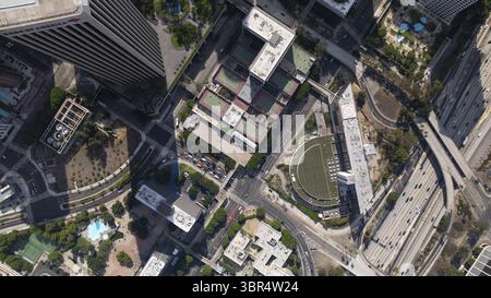 Aus der Vogelperspektive sehen Sie Schatten, die sich über die Gebäude und Straßen der Stadt erstrecken und die Strukturen und Muster der Stadtlandschaft von oben aus offenbaren, Los Angeles, Kalifornien, USA. Stockfoto