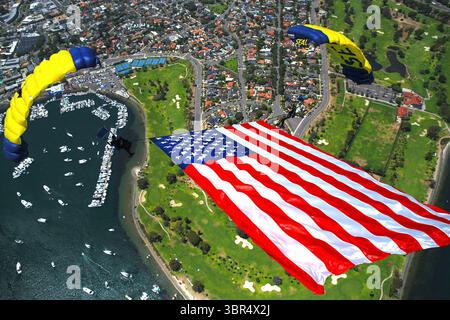 4. Juli 2020 – USA – Mitglieder des United States Navy Fallschirmspringers, The Leap Frogs, führen am 4. Juli eine gefesselte Flagge mit Rauchklammern auf. Die Leap Frogs sind in San Diego stationiert und führen Fallschirmdemonstrationen durch, um die Marine Special Warfare und die Rekrutierung der Navy zu unterstützen. (Kreditbild: © James Woods/USA Marineblau/ZUMA Wire/ZUMAPRESS.com) Stockfoto