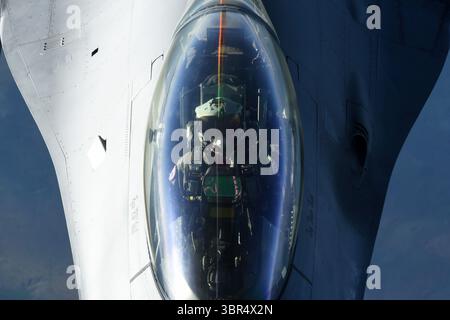 3. Juli 2020 - Joint Base McGuire-Dix-Lakehurst, New Jersey, USA - Ein F16-Kampffalke der US Air Force, der dem 114th Fighter Wing, South Dakota Air National Guard zugeteilt wurde, erhält Treibstoff von einem KC-10 Repeater, der dem 305th Air Mobility Wing, Joint Base McGuire-Dix-Lakehurst, N.J., 3. Juli 2020 zugewiesen wurde. Die F-16 und andere Militärflugzeuge flogen während einer Salute to America Veranstaltung über den Mount Rushmore in South Dakota, die den 244. Geburtstag des nationâs feierte und dem DoD die Gelegenheit bot, die Fähigkeiten und Professionalität der Streitkräfte zu demonstrieren. (Kreditbild: © Stephanie Se Stockfoto