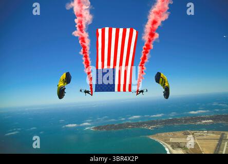 4. Juli 2020 – USA – Mitglieder des United States Navy Fallschirmspringers, The Leap Frogs, führen am 4. Juli eine gefesselte Flagge mit Rauchklammern auf. Die Leap Frogs sind in San Diego stationiert und führen Fallschirmdemonstrationen durch, um die Marine Special Warfare und die Rekrutierung der Navy zu unterstützen. (Kreditbild: © James Woods/USA Marineblau/ZUMA Wire/ZUMAPRESS.com) Stockfoto