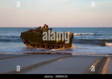 26. Juni 2020: Camp Lejeune, North Carolina, USA: James Bastian, links, und CPL. Michael Lutz, Besatzungsmitglieder für amphibische Angriffsfahrzeuge mit 3. Zug, Bravo Company, 2. Sturm Amphibisches Bataillon, 2. Marine Division, betreiben ein amphibisches Angriffsfahrzeug auf Onslow Beach während einer dreitägigen Schiff-zu-Land-Übung auf Camp Lejeune, North Carolina, 26. Juni 2020. Während der Übung führten die Marines amphibische Manöver und dynamische Schiff-zu-Land-Operationen mit der USS Wasp (LHD 1) durch. (Bild: © Jacqueline Parsons/USA Marines/ZUMA Wire/ZUMAPRESS.com) Stockfoto