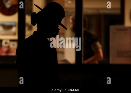 7. Juli 2020: Parris Island, South Carolina, USA: Eine Bohrinstruktorin bei der Oscar Company, 4. Rekruten-Ausbildungsbataillon, bereitet sich darauf vor, „Lights“ – den Beginn der Morgenroutine ihres Zuges – auf Parris Island, S.C., am 7. Juli 2020 zu initiieren. (Kreditbild: © Dana Beesley/USA Marines/ZUMA Wire/ZUMAPRESS.com) Stockfoto