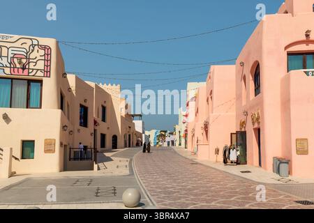 Doha, Katar - 3. Februar 2025: Bunte Straßen, Mina District Corniche Doha Marina. Touristen und einheimische Besucher spazieren durch das alte Viertel Doh Stockfoto