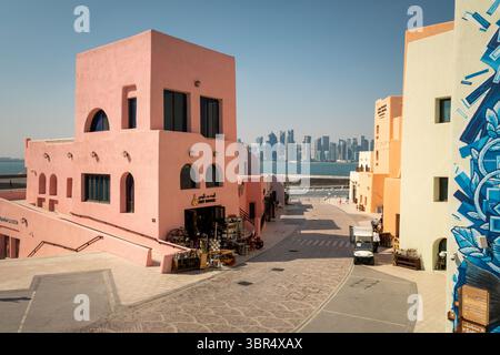 Doha, Katar - 3. Februar 2025: Bunte Straßen, Mina District Corniche Doha Marina. Touristen und einheimische Besucher spazieren durch das alte Viertel Doh Stockfoto