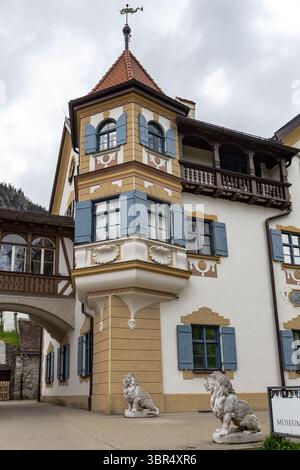 SCHWANGAU, DEUTSCHLAND - 23. MAI 2024: Dies ist das Erkerfenster des historischen Gebäudes des Museums der Bayerischen Könige. Stockfoto