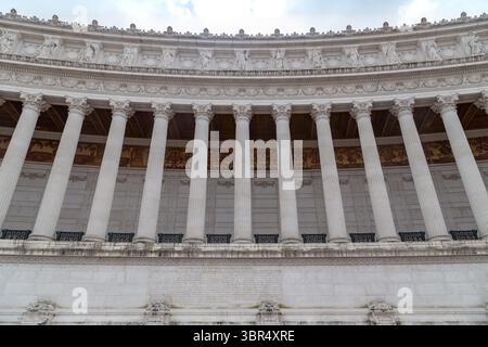 ROM, ITALIEN - 10. MÄRZ 2023: Dies ist ein Fragment des Säulenportikus auf der oberen Plattform des Vittoriano-Gedenkwerks. Stockfoto