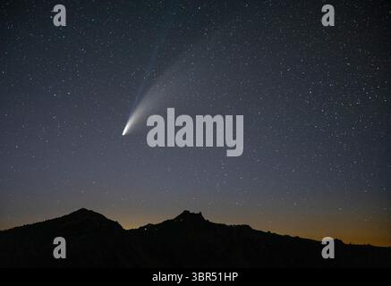 Retrograder Komet NEOWISE (C/2020 F3) NASA entdeckt am 27. März 2020. Sie fahren an der Erde vorbei auf einer 6.766-jährigen Umlauffahrt. 16. Juli 2020, Crater Lake National Park, OREGON, USA: Der Komet Neowise über dem Crater Lake im Crater Lake National Park von Oregon. Der See ist an seiner tiefsten Stelle 1.949 Fuß (594 m) tief, was ihn zum tiefsten See in den Vereinigten Staaten und zum zweittiefsten in Nordamerika macht. (Credit Image: © Robin Loznak/ZUMA Wire) Retrograde Komet NEOWISE (C/2020 F3) NASA entdeckt am 27. März 2020. Sie fahren an der Erde vorbei auf einer 6.766-jährigen Umlauffahrt. Stockfoto