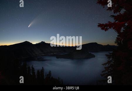 Retrograder Komet NEOWISE (C/2020 F3) NASA entdeckt am 27. März 2020. Sie fahren an der Erde vorbei auf einer 6.766-jährigen Umlauffahrt. 16. Juli 2020, Crater Lake National Park, OREGON, USA: Der Komet Neowise über dem Crater Lake im Crater Lake National Park von Oregon. Der See ist an seiner tiefsten Stelle 1.949 Fuß (594 m) tief, was ihn zum tiefsten See in den Vereinigten Staaten und zum zweittiefsten in Nordamerika macht. (Credit Image: © Robin Loznak/ZUMA Wire) Retrograde Komet NEOWISE (C/2020 F3) NASA entdeckt am 27. März 2020. Sie fahren an der Erde vorbei auf einer 6.766-jährigen Umlauffahrt. Stockfoto