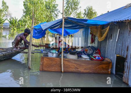 15. Juli 2020, Bogura, Bangladesch: Ein Paar sitzt in seinem überfluteten Haus in Sariakandi in Bogura. Mehr als vier Millionen Menschen sind von den Monsunflutungen in Bangladesch betroffen, wobei ein Drittel des Landes bereits unter Wasser ist, nachdem einige der schwersten Regenfälle seit einem Jahrzehnt stattgefunden haben, sagten Beamte. (Credit Image: © Zabed Hasnain Chowdhury/SOPA Images via ZUMA Wire) Stockfoto
