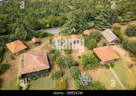 Aus der Vogelperspektive alte Holzhäuser aus traditioneller georgianischer Architektur im Giorgi Chitaia Open Air Museum für Ethnographie in Tiflis. Imereti, guria, Samegrelo Stockfoto