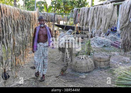15. Juli 2020, Dhaka, Dhaka, Bangladesch: Ein Mann steht auf einem Unterschlupf. Aufgrund der Überschwemmung haben Menschen am 16. Juli 2020 in Sariakandi in Bogura, Bangladesch, Zuflucht gefunden. (Bild: © Zabed Hasnain Chowdhury/ZUMA Wire) Stockfoto