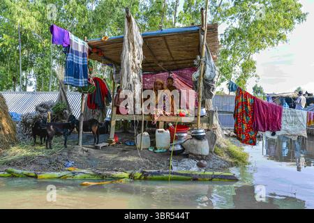 15. Juli 2020, Dhaka, Dhaka, Bangladesch: Eine Frau mit ihren beiden Kindern sitzt am 16. Juli 2020 in ihrem überfluteten Haus in Sariakandi in Bogura, Bangladesch. (Bild: © Zabed Hasnain Chowdhury/ZUMA Wire) Stockfoto