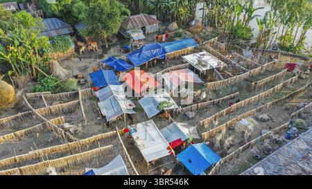 15. Juli 2020, Dhaka, Dhaka, Bangladesch: (Anmerkung Editorâ: Bild mit einer Drohne aufgenommen.).Luftaufnahme zeigt, dass aufgrund der Überschwemmung Menschen am 16. Juli 2020 in Sariakandi in Bogura, Bangladesch, in hohen Gegenden Zuflucht gefunden haben. (Bild: © Zabed Hasnain Chowdhury/ZUMA Wire) Stockfoto