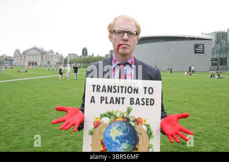 18. Juli 2020, Amsterdam, Niederlande: Aktivisten der Tieraufstände nehmen am 18. Juli 2020 im Rahmen der Coronavirus-Pandemie am Museumplein unter dem Motto „Blut an den Händen“ an einer Protestaktion Teil. Die Animal Rebellion Netherlands Movement fordert die Regierung auf, einen Übergang zu einem pflanzlichen Lebensmittelsystem zu führen, um die Klimakrise zu lösen. (Kreditbild: © Paulo Amorim/VW Pics via ZUMA Wire) Stockfoto