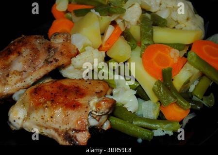 Das gegrillte Hühnchen ohne Haut mit gedämpftem Gemüse, ein außergewöhnliches Menü! Stockfoto
