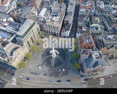 Aus der Vogelperspektive auf einen belebten platz, wo Nieuwezijds Voorburgwal und Damrak zusammenfließen, umgeben von Gebäuden, Amsterdam, Nord-Holland, Niederlande. Stockfoto