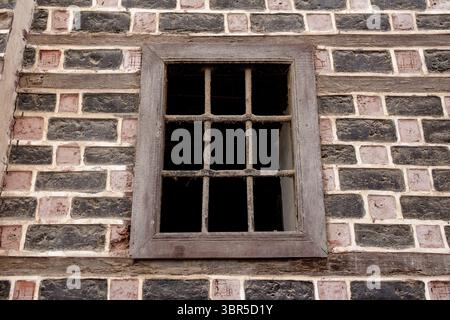 Das Amasyali-Haus und das Abu Shahin-Haus mit seiner Mühle in Rashid, bekannt als Rosetta, Nordküste Ägyptens. Stockfoto