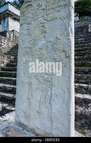 28. Juli 2018, Bonampak Ruins, Chiapas, Mexiko: Stela 2 zeigt Chaan Muan II. Ein Selbstopferritual. Vorne ist seine Mutter mit Stachelrochen-Wirbelsäule, und seine Frau, Lady Rabbit, ist dahinter und hält die gefalteten Papiere, um das Blut zu fangen. Maya-Ruinen von Bonampak, Chiapas, Mexiko. (Kreditbild: © Jon G. Fuller/VW Pics via ZUMA Wire) Stockfoto