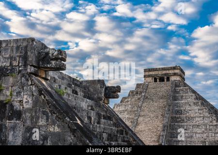 16. Januar 2019, Chichen Itza, Yucatan, Mexiko: Die Plattform der Venus in den Ruinen der großen Maya-Stadt Chichen Itza, Yucatan, Mexiko. Die prähispanische Stadt Chichen-Itza gehört zum UNESCO-Weltkulturerbe. Dahinter befindet sich das Castillo oder der Tempel von Kukulkan. (Kreditbild: © Jon G. Fuller/VW Pics via ZUMA Wire) Stockfoto
