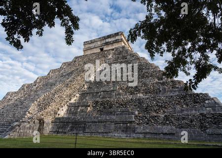 16. Januar 2019, Chichen Itza, Yucatan, Mexiko: El Castillo oder der Tempel des Kukulkan ist die größte Pyramide in den Ruinen der großen Maya-Stadt Chichen Itza, Yucatan, Mexiko. Die prähispanische Stadt Chichen-Itza gehört zum UNESCO-Weltkulturerbe. (Kreditbild: © Jon G. Fuller/VW Pics via ZUMA Wire) Stockfoto