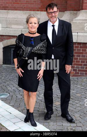 Tanja Schumann mit Ehemann Stefan Burmeister bei der öffentlichen Gedenkfeier für Carlo von Tiedemann im Hamburger Michel. Hamburg, 10.07.2025 *** Tanja Schumann mit Ehemann Stefan Burmeister beim öffentlichen Gedenkgottesdienst für Carlo von Tiedemann in der Michel-Kirche Hamburgs, 10 07 2025 Foto:xgbrcix/xFuturexImagex tiedemann 5778 Stockfoto