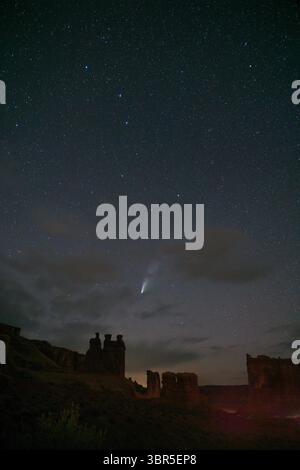 20. Juli 2020, Moab, Utah, Vereinigte Staaten: Komet Neowise über die drei Klatsch und Schaffelsen im Arches National Park bei Moab, Utah. (Kreditbild: © Jon G. Fuller/VW Pics via ZUMA Wire) Stockfoto