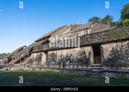 15. Januar 2019, Temozon, Yucatan, Mexiko: Die Akropolis, das höchste Gebäude in den prähispanischen Ruinen der Maya-Stadt Ek Balam. Die Strohdächer schützen umfangreiche Stuckschnitzereien auf der Pyramide. (Kreditbild: © Jon G. Fuller/VW Pics via ZUMA Wire) Stockfoto