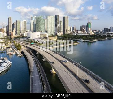 Aus der Vogelperspektive auf das friedliche Wasser trifft das Adrienne Arsht Center inmitten der majestätischen Gebäude in Miami, Florida, USA. Stockfoto